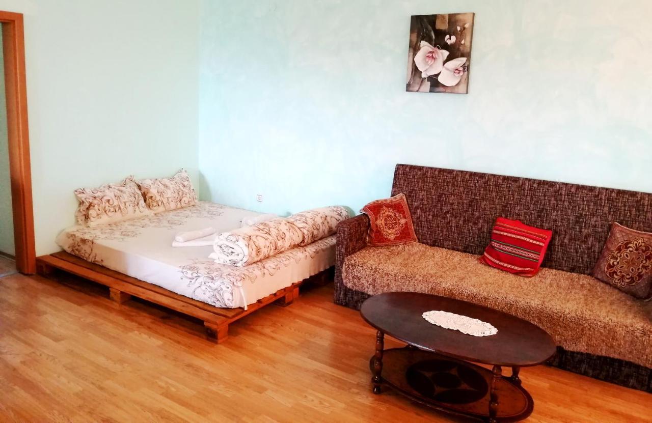 Guest House Misha Petrevene ภายนอก รูปภาพ