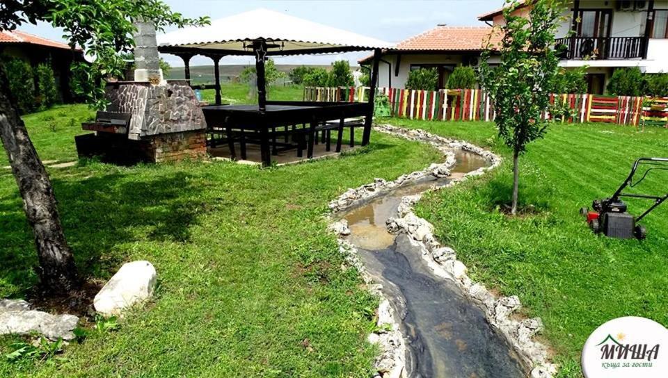 Guest House Misha Petrevene ภายนอก รูปภาพ