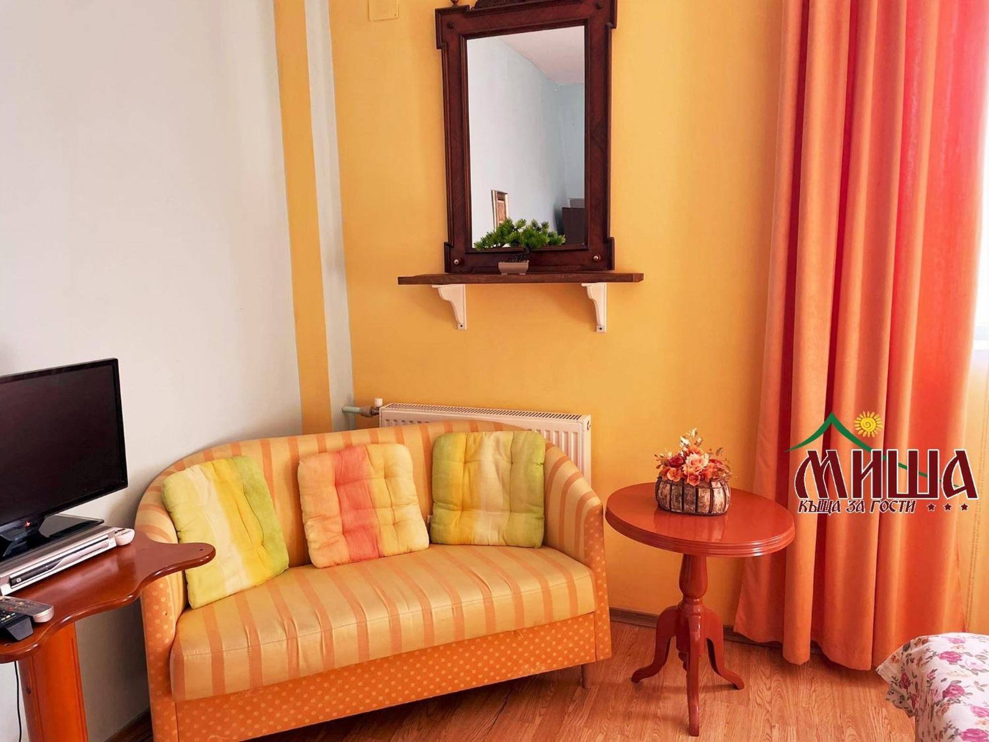 Guest House Misha Petrevene ภายนอก รูปภาพ