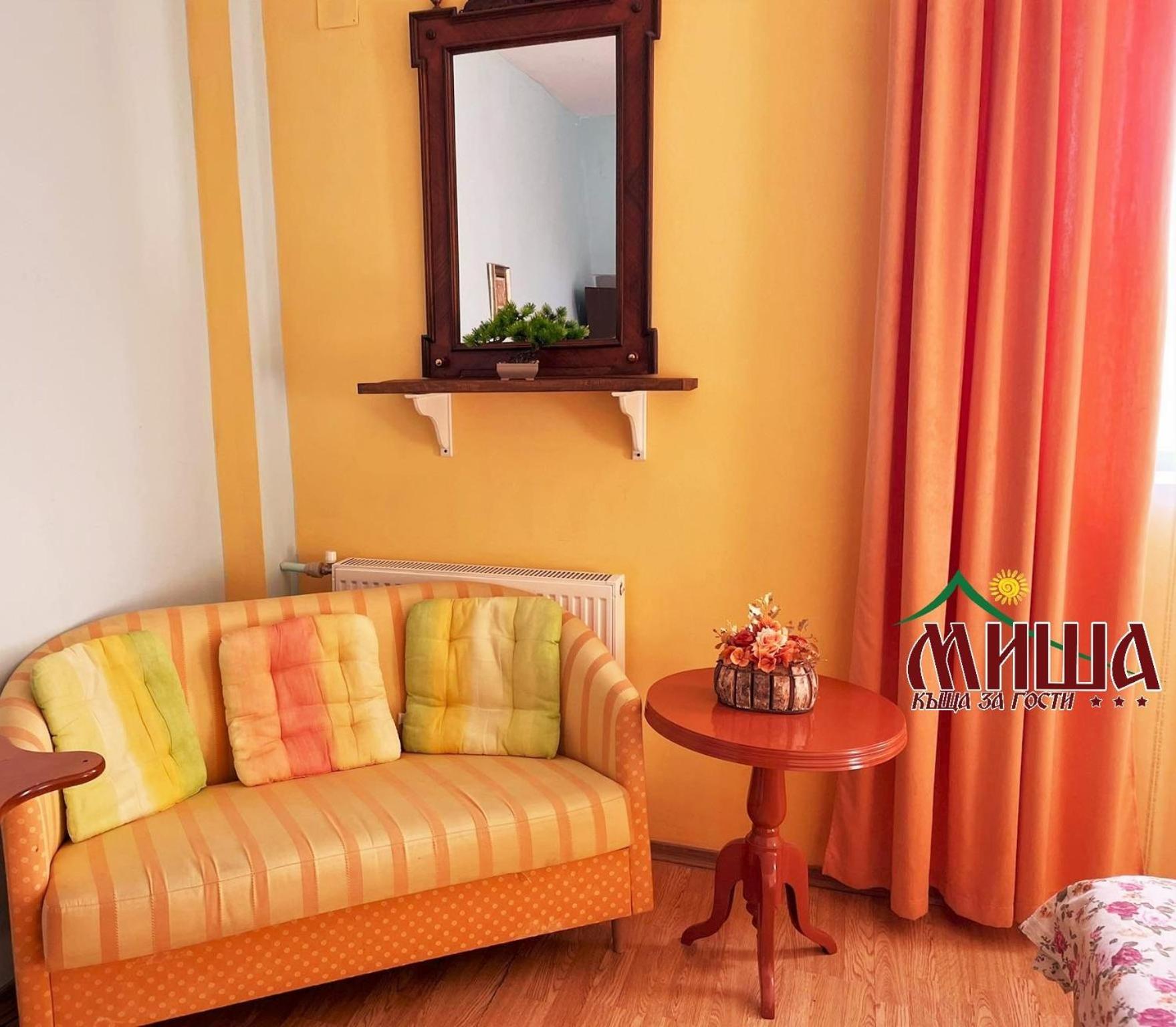 Guest House Misha Petrevene ภายนอก รูปภาพ